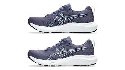 Zapatillas Asics sobre fondo blanco.