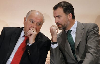 6 de mayo de 2013. Don Felipe conversa con el secretario general iberoamericano, Enrique Iglesias, durante la inauguración del II Foro Global de Sostenibilidad.