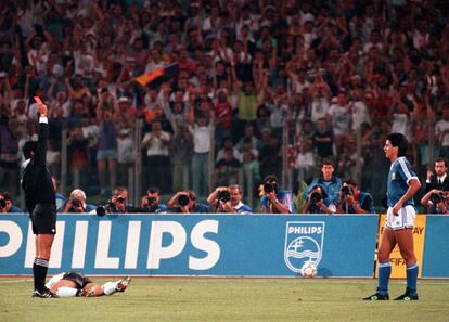8 de julio de 1990. El árbitro mexicano Edgardo Codesal muestra la tarjeta roja al argentino Pedro Damián Monzón por una entrada al alemán Jürgen Klinsmann, tirado en el suelo, en la final Alemania (1)-Argentina (0) en el estadio Olímpico de Roma. Alemania se proclama campeona del mundo por tercera vez, la primera tras su reunificación.
