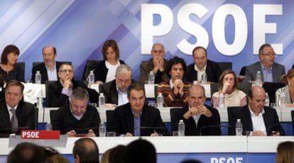 El comité federal del PSOE, reunido ayer en Madrid. En el centro, José Luis Rodríguez Zapatero. Al fondo, a la izquierda, Alfredo Pérez Rubalcaba y Carme Chacón.