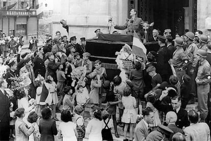 El general De Gaulle, presidente del Comité Francés de Liberación Nacional, da un discurso desde Chartres el 23 de agosto de 1944.