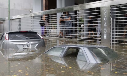 Vecinos de un bloque de viviendas esperan ser rescatados tras las intensas lluvias caídas en Buenos Aires (Argentina).