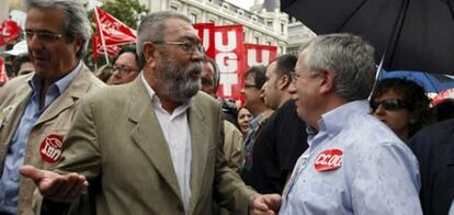 Los secretarios generales de CC OO, Ignacio Fernández Toxo, y UGT, Cándido Méndez, al comienzo de la manifestación de los empleados públicos esta tarde en Madrid