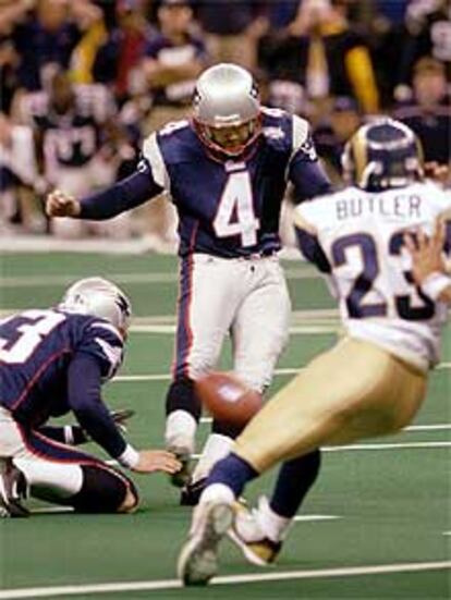 Adam Vinatieri, <i>chutador</i> de los Patriots, lanza a siete segundos del final el golpe de castigo que dio la Super Bowl a su equipo.