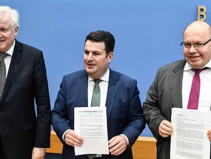 Da esquerda para a direita, o ministro alemão do Interior, Horst Seehofer, o do Trabalho e Assuntos Sociais, Hubertus Heil, e o de Economia e Energia, Peter Altmaier.