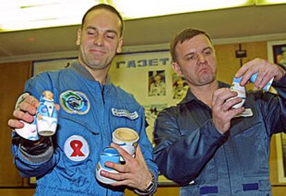 Mark Shuttleworth, a la izquierda, con su compañero Yuri Gidzenko, en la base de Baikonur.