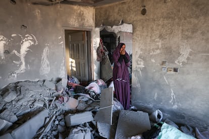 19 de octubre de 2023. Rafah, franja de Gaza.

"Una mujer descubre su hogar destruido. Un ataque aéreo israelí había tomado como objetivo y demolido un edificio cercano, y la gravedad devastó su hogar y todo el vecindario.
Ella lleva un vestido de oración, la única prenda conveniente que las mujeres llevan consigo, ya que están constantemente en movimiento, corriendo en busca de seguridad.
Sus lamentos me conmovieron profundamente, pude sentir cómo revivía sus recuerdos".