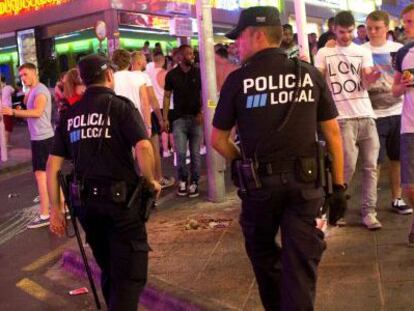 Polic&iacute;as municipales patrullan en la zona de Punta Ballena, en Magaluf, en una imagen de archivo. 