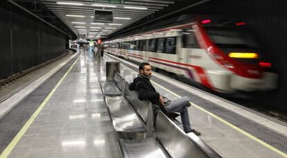 Un tren de cercanías, en la estación de La Sagrera-Meridiana (Barcelona).