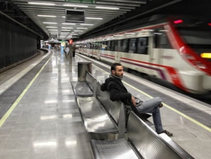 Un tren de cercanías, en la estación de La Sagrera-Meridiana (Barcelona).