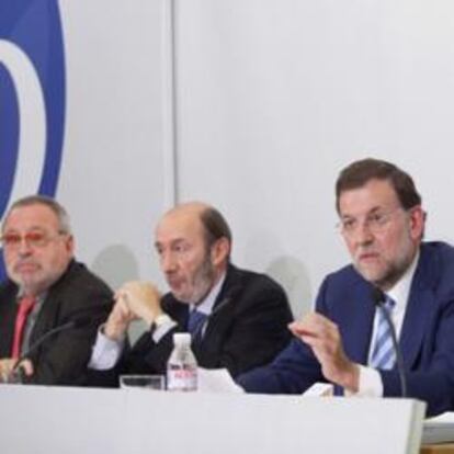 Fernando Savater, Alfredo Pérez Rubalcaba, Mariano Rajoy y Emilio Martínez, presidente del Grupo Santillana, durante la XXV Semana Monográfica de la Educación