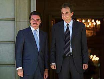 José María Aznar y José Luis Rodríguez Zapatero, en la puerta del palacio de la Moncloa.