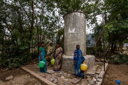 En Hattie Belgal también existe un problema con la cantidad y la calidad del agua que consumen. Disponen de un tanque de 1.000 litros para 80 familias que sólo funciona cada cuatro días y durante cuatro horas. Ese es el tiempo del que disponen los vecinos para recoger cuántas tinajas puedan. Si la bomba que hace llegar el agua a este depósito se rompe, los usuarios deben caminar cuatro kilómetros hasta el pueblo más cercano si quieren beber. "Este depósito es insuficiente; se construyó hace dos décadas, cuando la población era la mitad", se queja Rangamma.