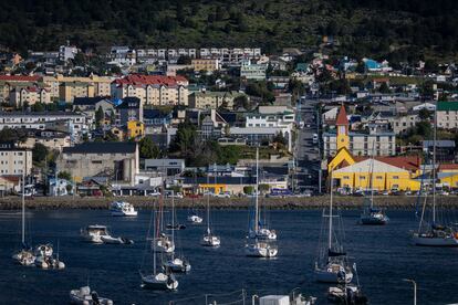 Los yates y embarcaciones menores fondean en el club náutico de Ushuaia, en la bahía de la ciudad argentina.