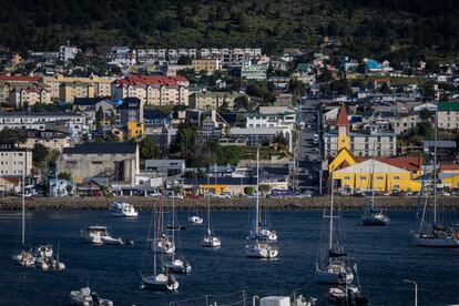 Los yates y embarcaciones menores fondean en el club náutico de Ushuaia, en la bahía de la ciudad argentina. 