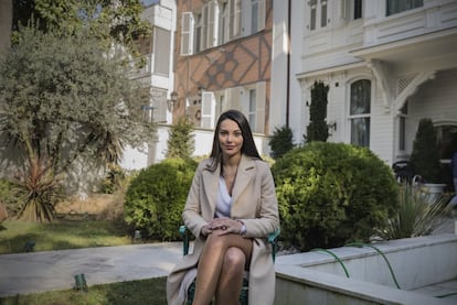 La actriz Tuvana Türkay (conocida por “Amor de contrabando”) posa ante el palacete donde rueda su actual telenovela Yasak Elma.