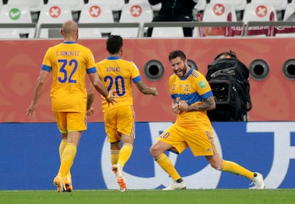 Gignac celebra junto a Aquino y González su gol.