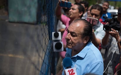 Carlos Mejía Godoy ante la Dirección de Auxilio Judicial, en Managua, donde están detenidos los jóvenes manifestantes.