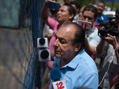 Carlos Mejía Godoy ante la Dirección de Auxilio Judicial, en Managua, donde están detenidos los jóvenes manifestantes.