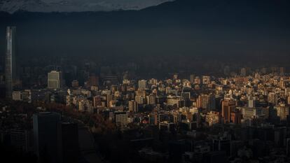 Vista de la ciudad de Santiago desde el cerro San Cristóbal, en junio de 2023.