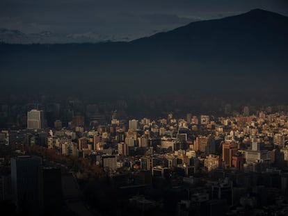 Vista de la ciudad de Santiago desde el cerro San Cristóbal, en junio de 2023.