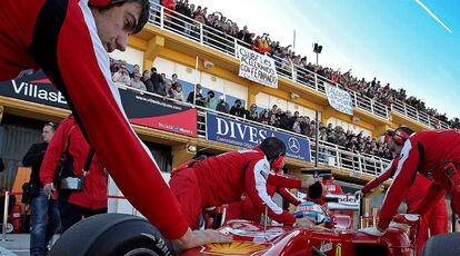 La primera jornada de entrenamientos de Fernando Alonso agolpa a miles de seguidores y genera 11 kilómetros de atasco en los accesos al circuito Ricardo Tormo