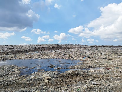 Las toneladas de basura se descomponen generando metano y líquidos tóxicos que se filtran al subsuelo, como se observa en esta imagen de abril de 2023. Es un problema ambiental que ha llevado a las autoridades a decretar su cierre.