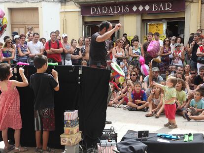 Un espectáculo de calle espontáneo en la Fira de Tàrrega, ayer.