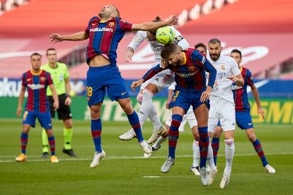 Jordi Alba y Piqué intentan defender su área ante el empuje de Ramos.