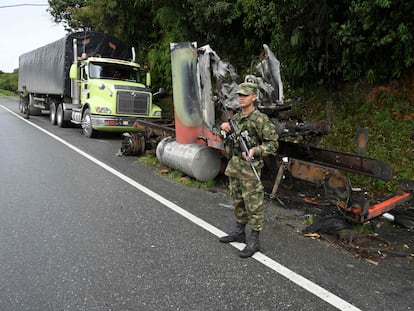 Un soldado monta guardia junto a un camión quemado por miembros del cartel Clan del Golfo en Antioquia (Colombia), el 6 de mayo de 2022.