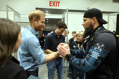 El príncipe Enrique (izquierda) y el primer ministro canadiense, Justin Trudeau (centro), el 16 de febrero de 2025, saludan a los miembros del equipo ucranio de los Juegos Invictus en Vancouver (Canadá).