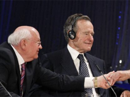 Mijaíl Gorbachov, George Bush y Helmut Kohl, durante la ceremonia de ayer en Berlín.