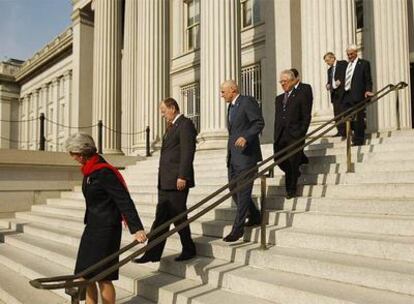 Representantes del G-7 bajan las escaleras del edificio del Tesoro en Washington para hacerse la foto de grupo.