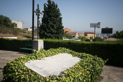 Monumento a los cinco militares fusilados.