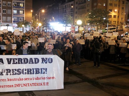 Concentración de vecinos del barrio de Deusto, en Bilbao, en febrero de 2019, en protesta por los abusos denunciados en el colegio de los salesianos.