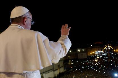 El papa Francisco I saluda a los fieles en San Pedro este miércoles.
