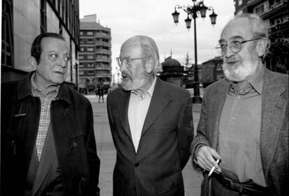 Jos&eacute; Goytisolo, Caballero Bonald y &Aacute;ngel Gonz&aacute;lez, en 1997.