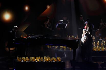 La cantante Bely Lasarte durante su actuación en la gala de los Premios Goya. 