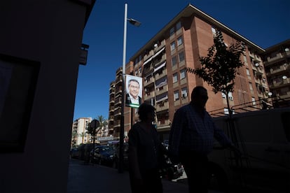 Pancarta electoral de Juan Espadas, candidato del PSOE, en la avenida de Andalucía.