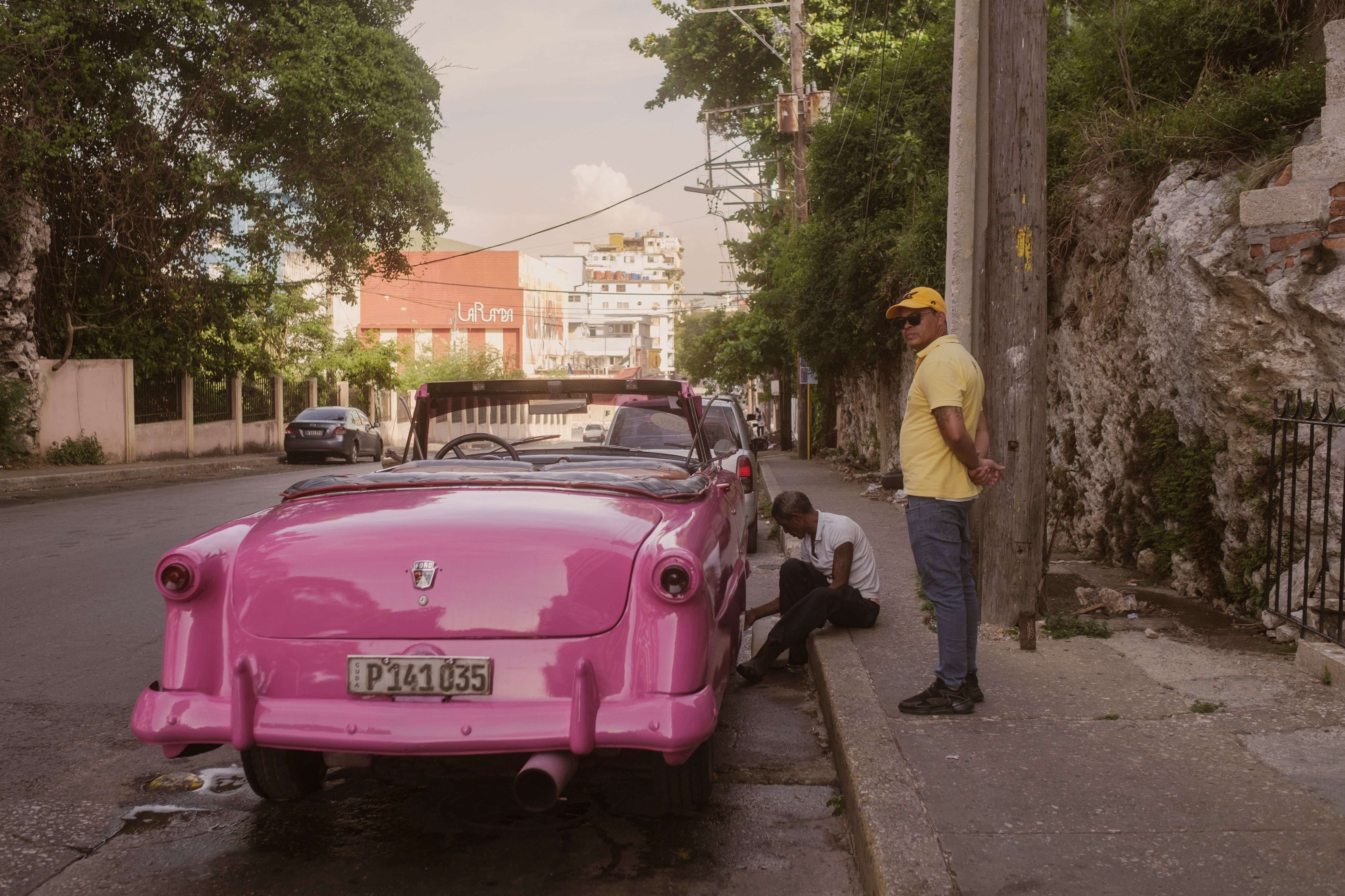 Un hombre repara su carro, en La Habana, Cuba, el 2 de julio de 2025. 