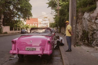 Un hombre repara su carro, en La Habana, Cuba, el 2 de julio de 2025.