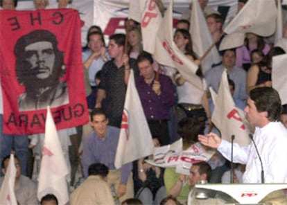 El mitin que el presidente del Gobierno protagonizaba en Málaga se vio interrumpido por un par de jóvenes que, a su espalda, mostraron una bandera del Che Guevara ante el enfado general del auditorio. "Dejadles salir tranquilos" ha dicho Aznar, quien ha añadido: "Lo que me da pena es que esos chavales jóvenes saquen la foto del Che y no saquen las imágenes de los fusilados por el régimen castrista".