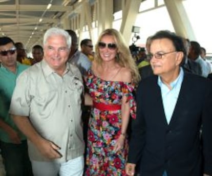 El presidente paname&ntilde;o, Ricardo Martinelli, la presidenta de la constructora espa&ntilde;ola FCC, Esther Alcocer Koplowitz, y el ministro de Asuntos del Canal, Roberto Roy, 