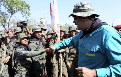 Maduro saluda a los militares de un centro de entrenamiento en el Estado de Cojedes.