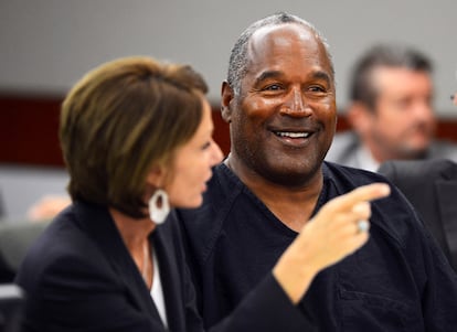 O.J. Simpson sonríe junto a su abogada en una de las vistas judiciales celebradas en Las Vegas, en 2013.