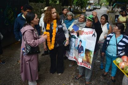 Representantes de la CIDH se reúnen con familias de los 43 de Ayotzinapa.