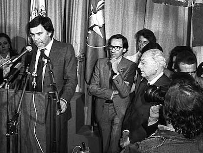 Felipe González, Alfonso Guerra y Enrique Tierno (a la derecha), en la noche de la victoria electoral del PSOE tras el restablecimiento de la democracia.