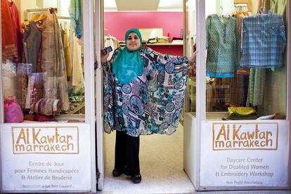 Amina, secretaria de la asociación Al-Kawtar y la impulsora de la cooperativa, posa en la puerta de la tienda que tienen a pie de calle en la medina de Marrakech. Amina tiene un gran sentido del humor y un trato muy agradable. Se le da muy bien trabajar cara al público.