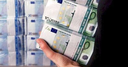 Fajos de billetes de euros.