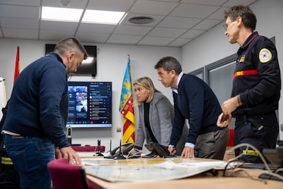 El presidente de la Generalitat, Carlos Mazn, en el Centro de Coordinacin de Emergencias de Castelln, este lunes por la tarde, para hacer seguimiento del episodio de lluvias intensas que est afectando el interior de la provincia.